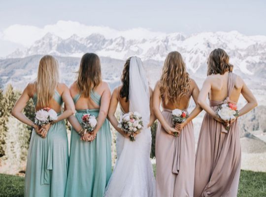Braut, Brautjungfern, Blumen und Berge